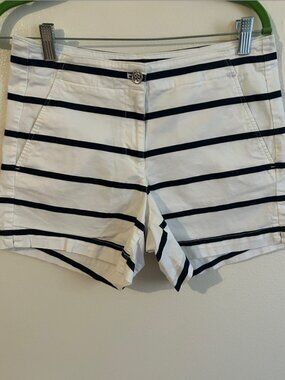 Women’s Shorts Front pockets and a button-and-zip fly